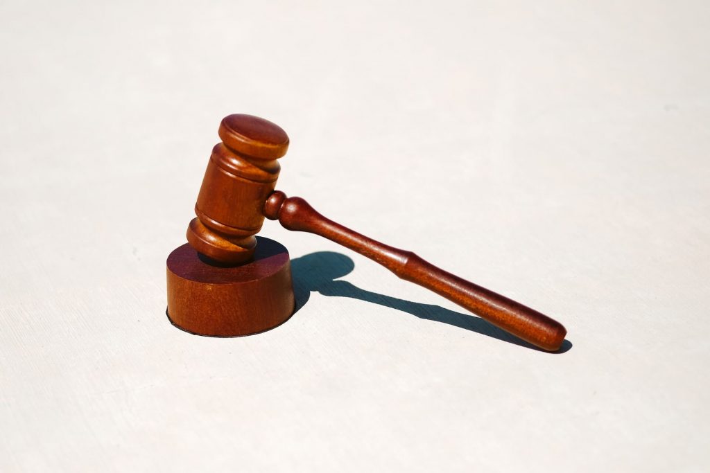 Imagen de un mazo, símbolo de autoridad y justicia, habitual en los tribunales.
