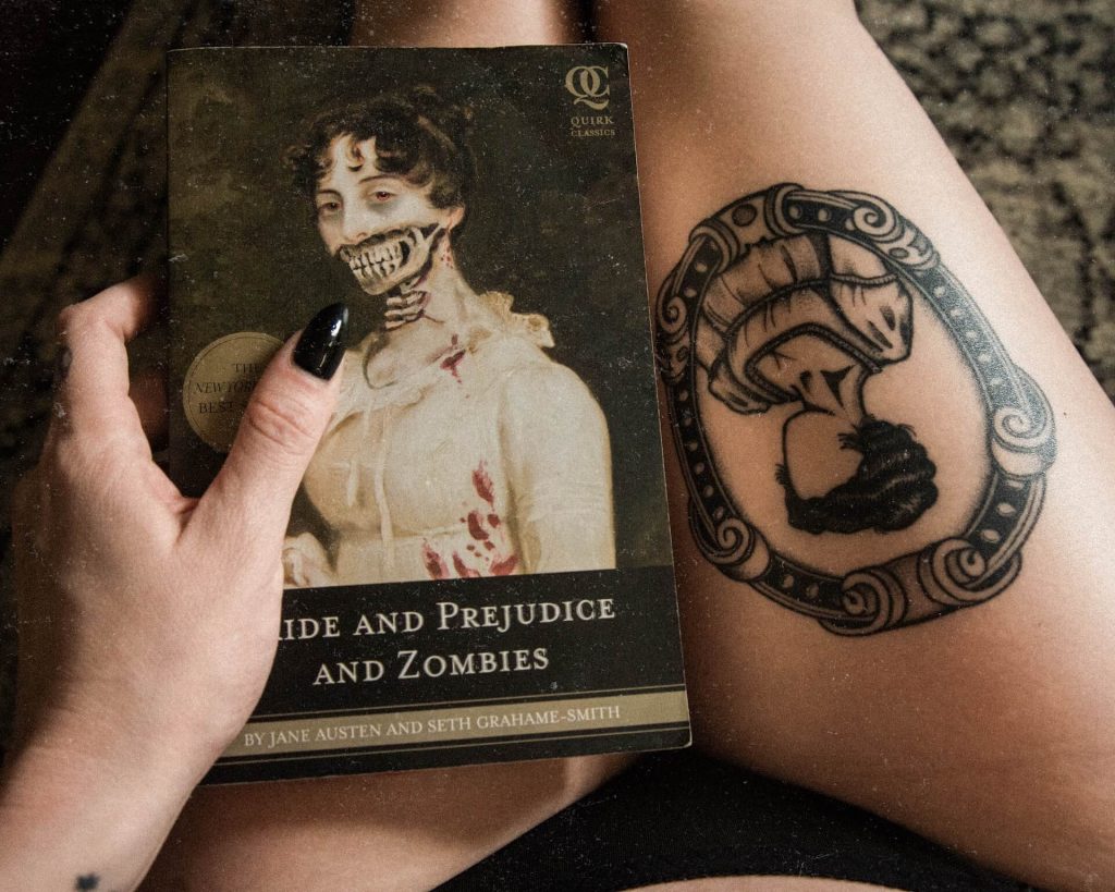 Artística recreación tatuada de la portada de un libro, bellamente entintada sobre la piel.
